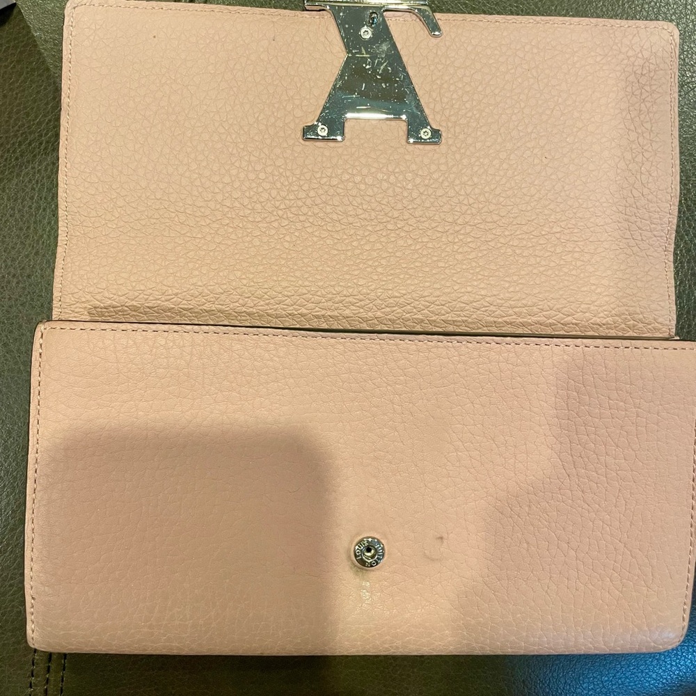 Louis Vuitton Blush Capucine Leather Wallet in Great Condition - Picture 10 of 11